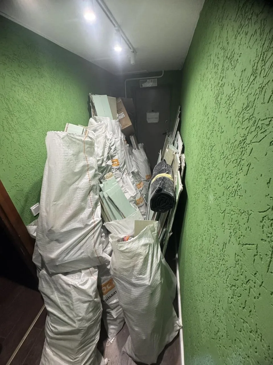 Упакованный мусор и коробки на вывоз